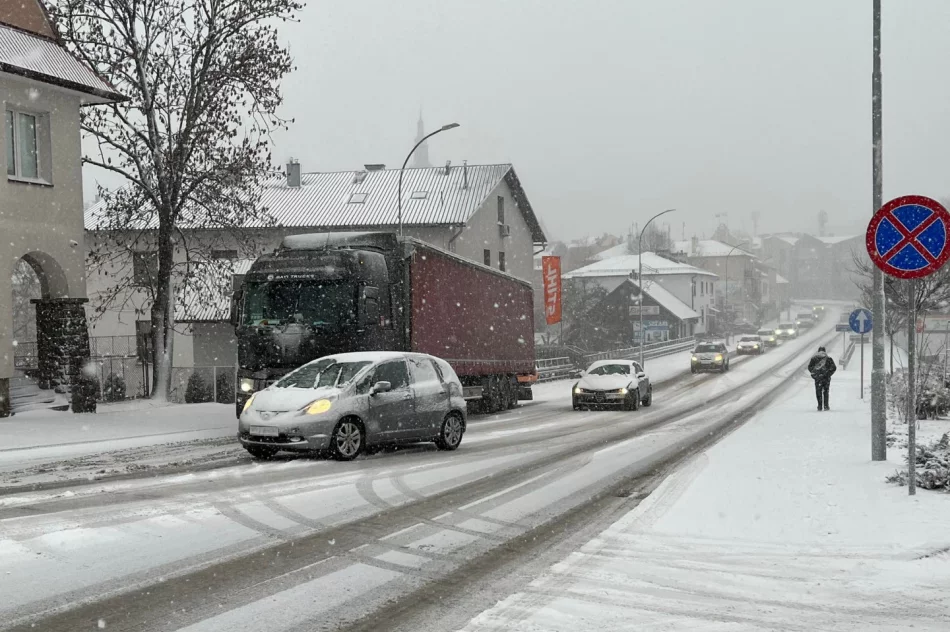 Burza śnieżna w regionie. Trudne warunki na drogach - zdjęcie 3