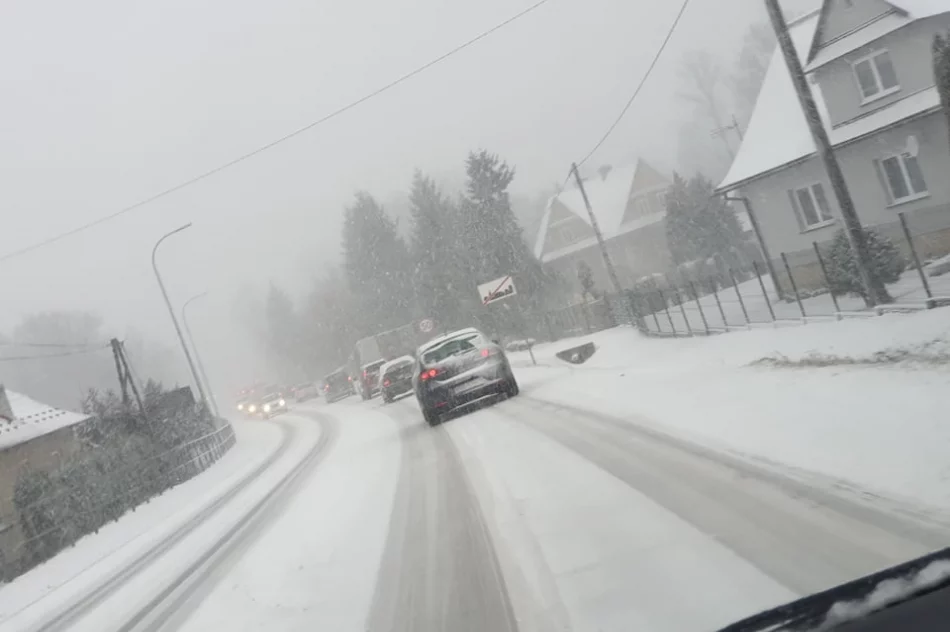 Burza śnieżna w regionie. Trudne warunki na drogach - zdjęcie 4