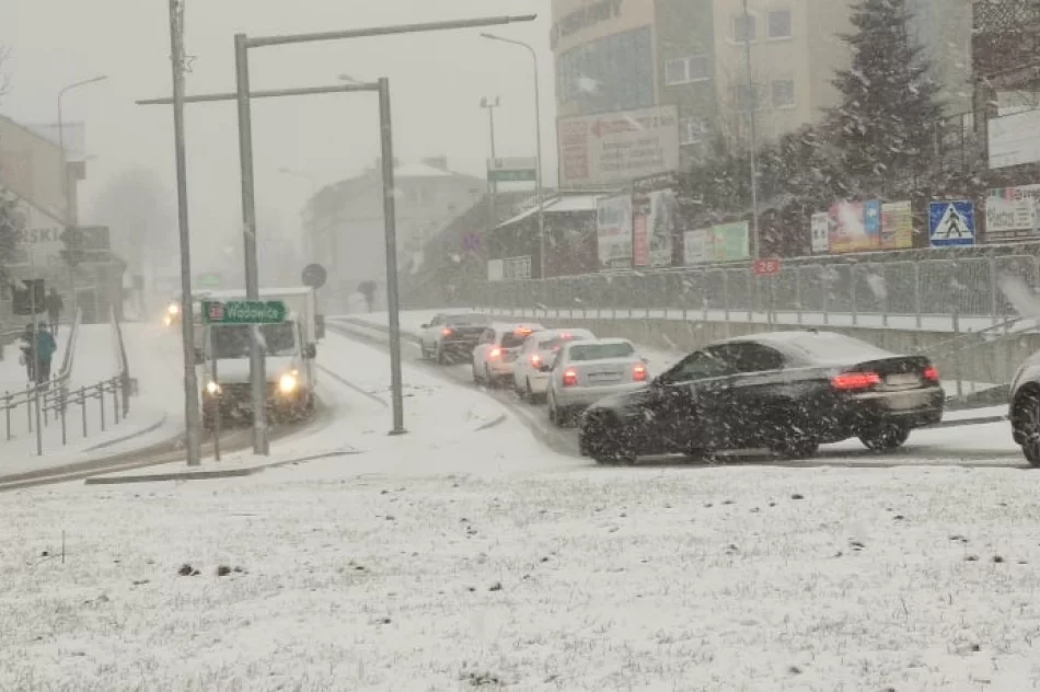 Burza śnieżna w regionie. Trudne warunki na drogach - zdjęcie 5