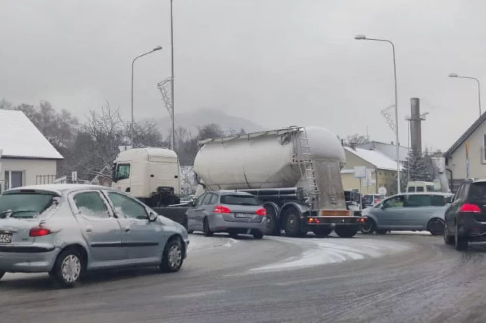 Burza śnieżna w regionie. Trudne warunki na drogach - zdjęcie 6