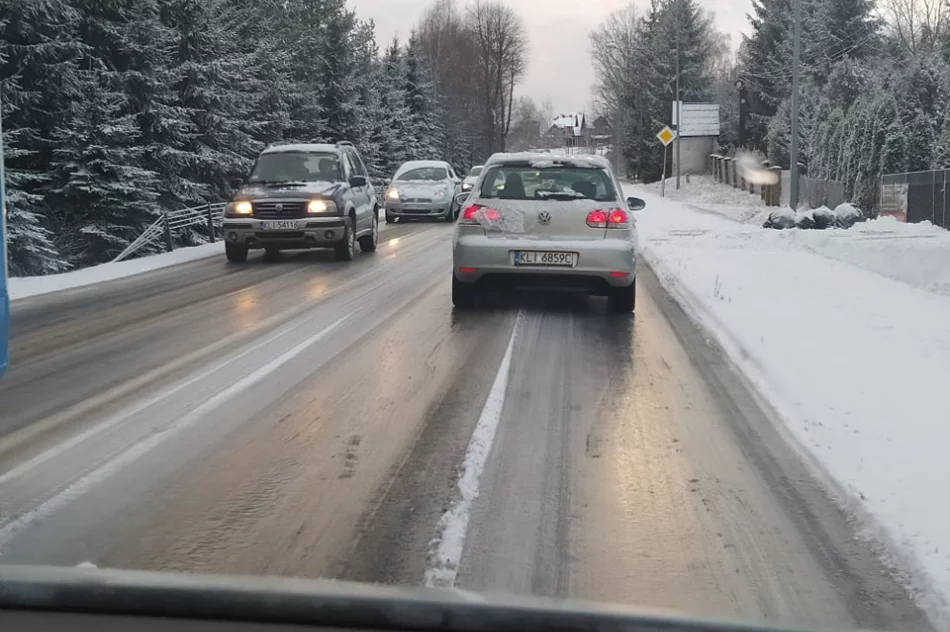 Burza śnieżna w regionie. Trudne warunki na drogach - zdjęcie 7