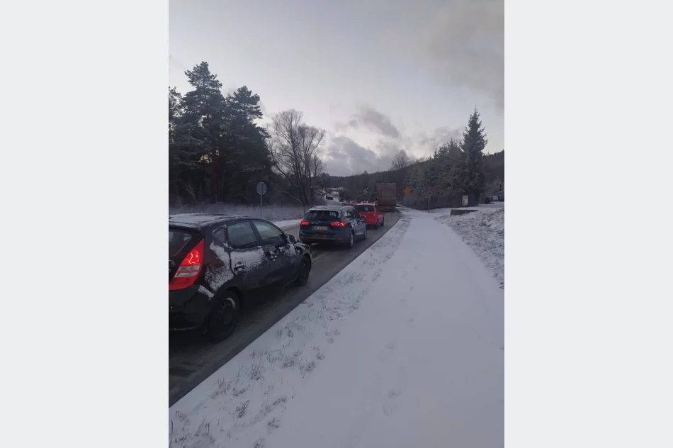 Burza śnieżna w regionie. Trudne warunki na drogach - zdjęcie 9