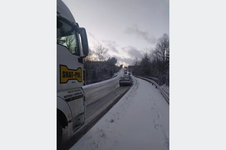 Burza śnieżna w regionie. Trudne warunki na drogach - zdjęcie 11