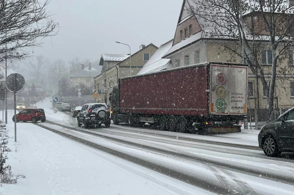 Burza śnieżna w regionie. Trudne warunki na drogach - zdjęcie 13