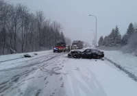 Zderzenie dwóch pojazdów na drodze wojewódzkiej - zdjęcie główne