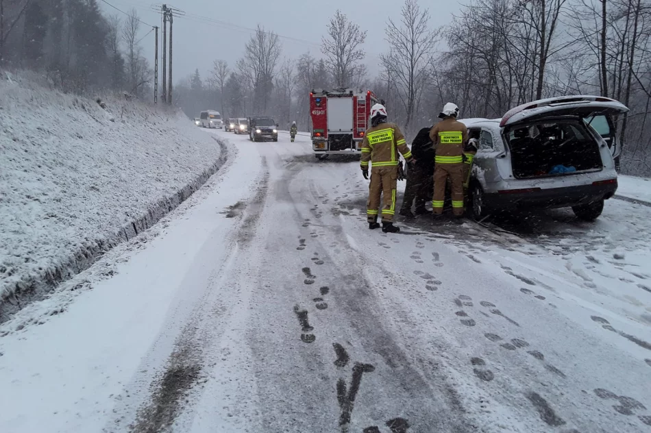 Zderzenie dwóch pojazdów na drodze wojewódzkiej - zdjęcie 2