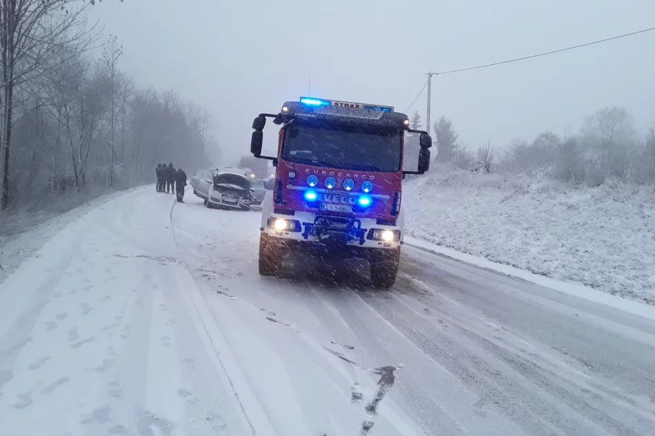 Zderzenie dwóch pojazdów na drodze wojewódzkiej - zdjęcie 3