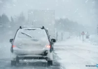 Śnieżyca i silny wiatr: trudne warunki drogowe i pierwsze interwencje służb - zdjęcie główne