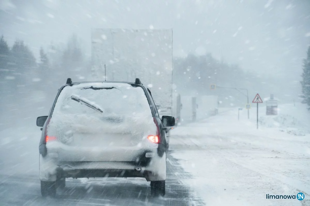 Śnieżyca i silny wiatr: trudne warunki drogowe i pierwsze interwencje służb