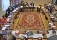 Długa dyskusja o zarobkach w magistracie. Wyższa pensja burmistrz i... wyższe diety radnych - zdjęcie główne