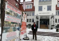 Rolnik protestuje przed sądem - zdjęcie główne