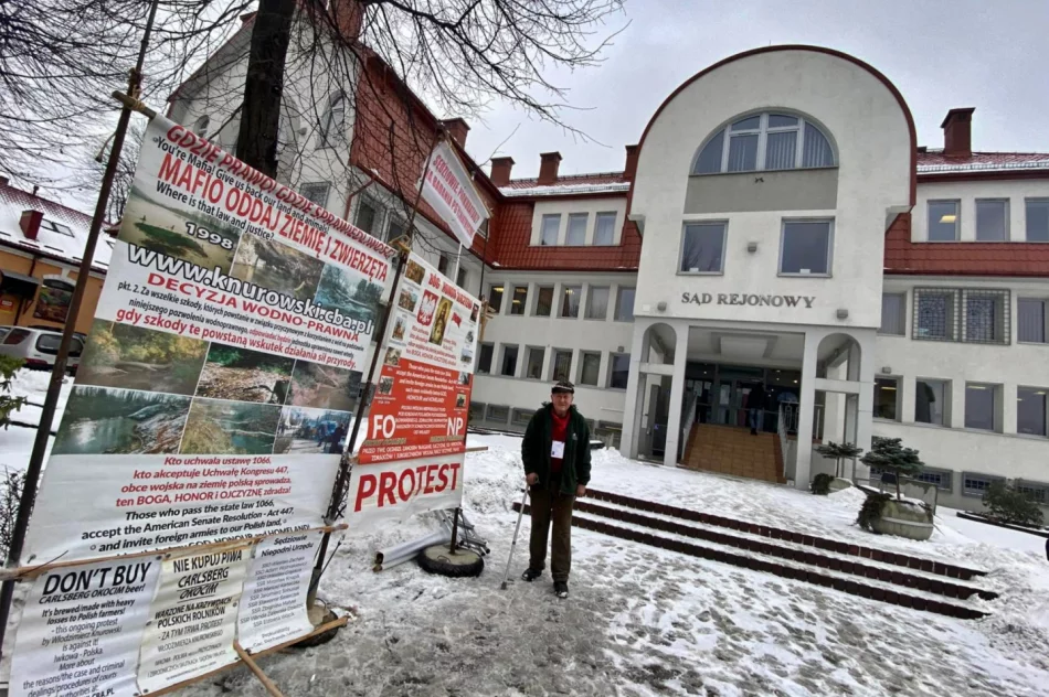 Rolnik protestuje przed sądem - zdjęcie 2
