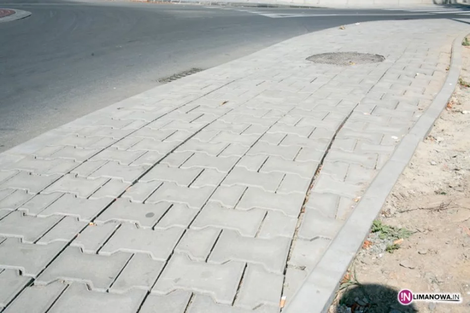 Nowy chodnik już się rozpada - zdjęcie 3