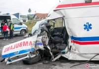 Zderzenie karetki z busem. 9 osób poszkodowanych - zdjęcie główne