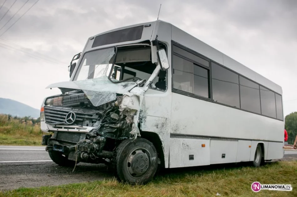 Zderzenie karetki z busem. 9 osób poszkodowanych - zdjęcie 2