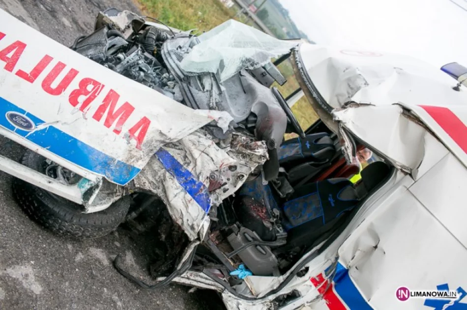 Zderzenie karetki z busem. 9 osób poszkodowanych - zdjęcie 3