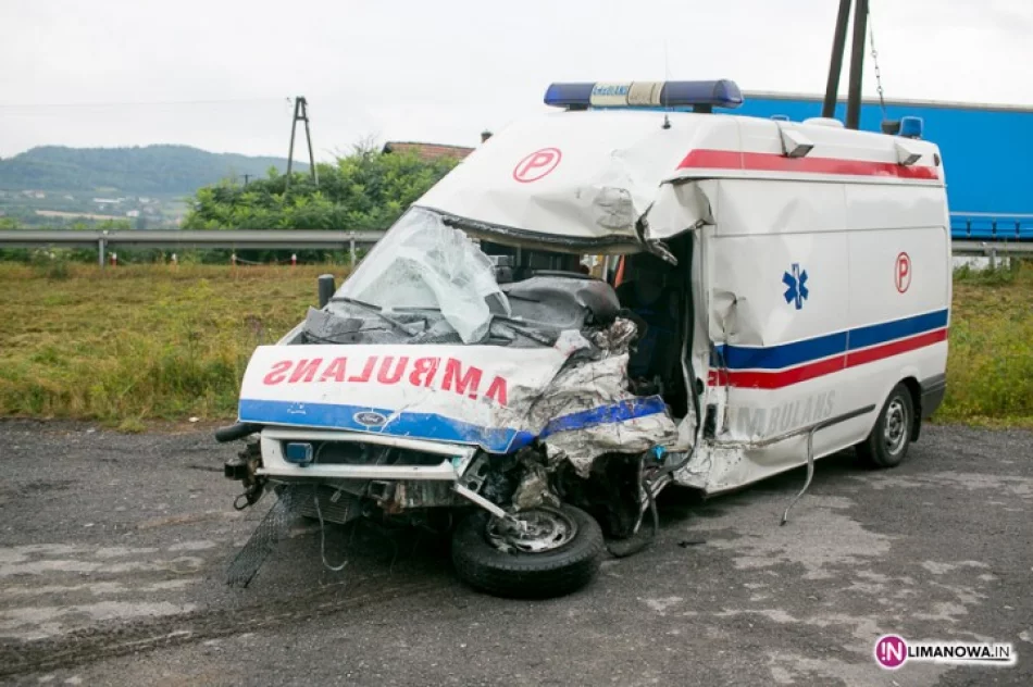 Zderzenie karetki z busem. 9 osób poszkodowanych - zdjęcie 4