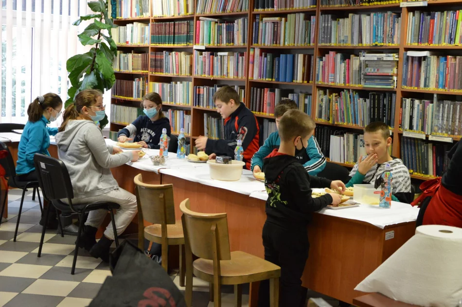 Ferie w bibliotece: zajęcia plastyczne i kulinarne dla dzieci - zdjęcie 5