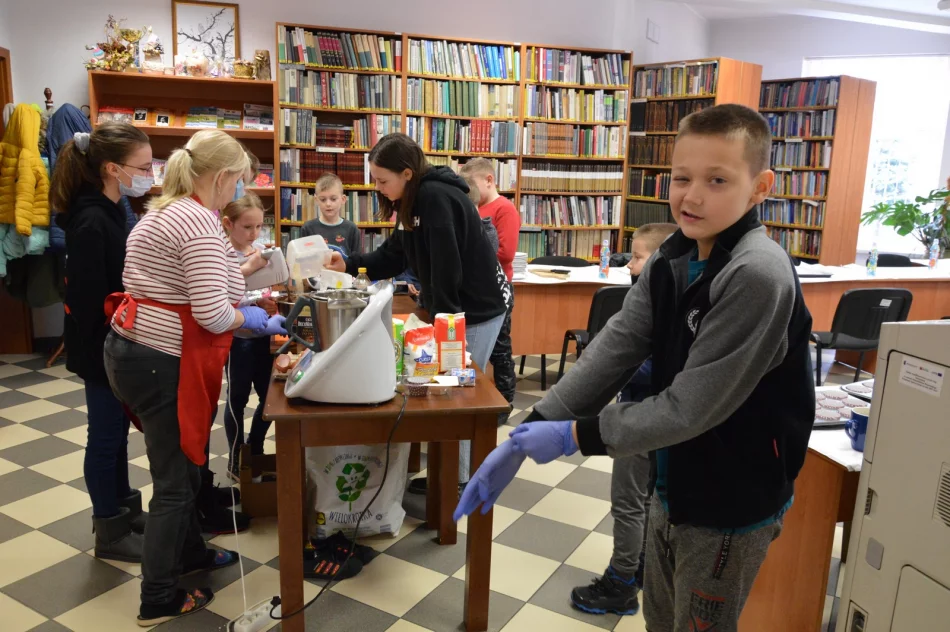Ferie w bibliotece: zajęcia plastyczne i kulinarne dla dzieci - zdjęcie 7