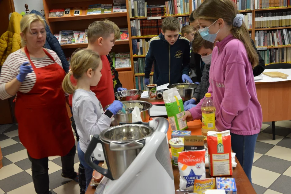Ferie w bibliotece: zajęcia plastyczne i kulinarne dla dzieci - zdjęcie 8