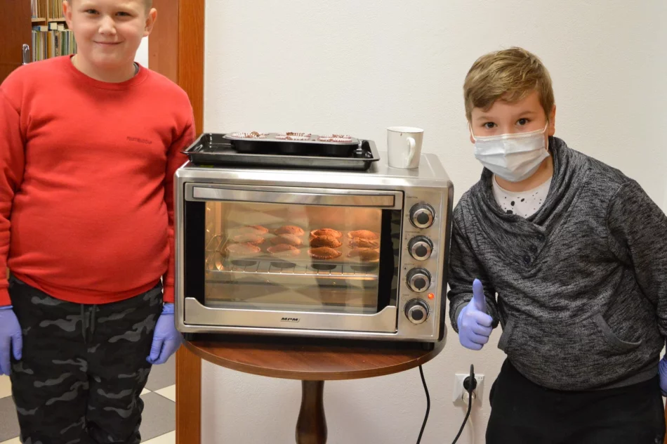 Ferie w bibliotece: zajęcia plastyczne i kulinarne dla dzieci - zdjęcie 9