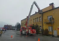 Uszkodzone dachy i powalone drzewa  - prawie 70 interwencji w związku z wichurami - zdjęcie główne