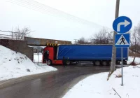 Ciężarówka nie zmieściła się pod wiaduktem - zdjęcie główne