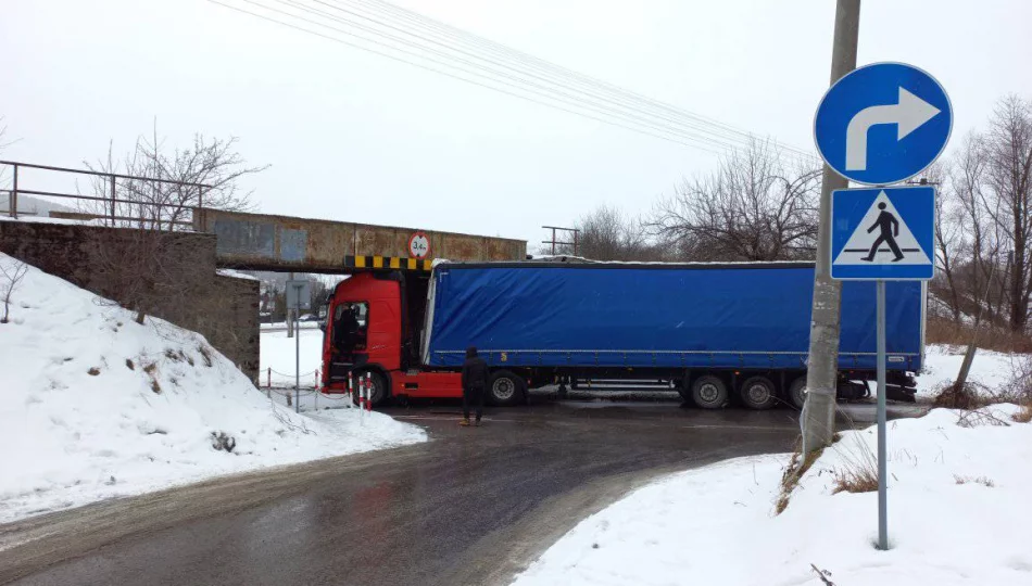 Ciężarówka nie zmieściła się pod wiaduktem - zdjęcie 1