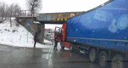 Ciężarówka nie zmieściła się pod wiaduktem - zdjęcie 3