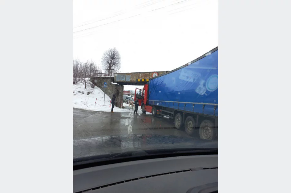 Ciężarówka nie zmieściła się pod wiaduktem - zdjęcie 3