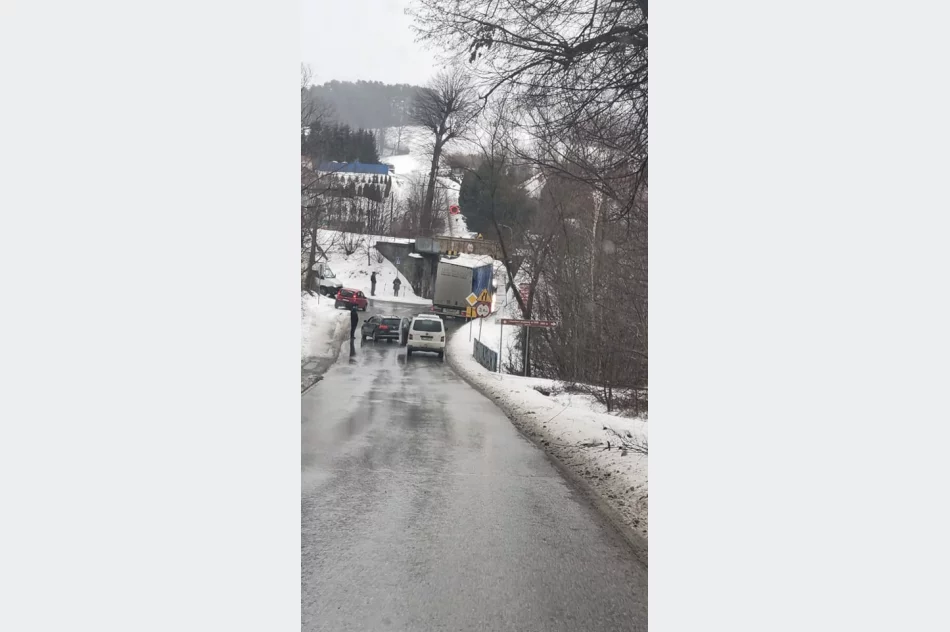 Ciężarówka nie zmieściła się pod wiaduktem - zdjęcie 4