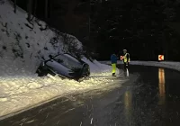 Droga nieprzejezdna, samochód w rowie. Piaskarki czekały godzinę na decyzję o wyjeździe - zdjęcie główne