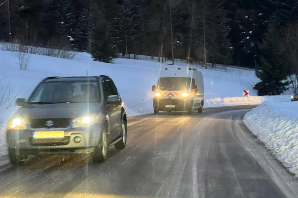 Droga nieprzejezdna, samochód w rowie. Piaskarki czekały godzinę na decyzję o wyjeździe - zdjęcie 2