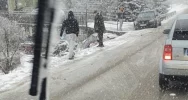 Intensywne opady śniegu - problemy na podjazdach - zdjęcie 3