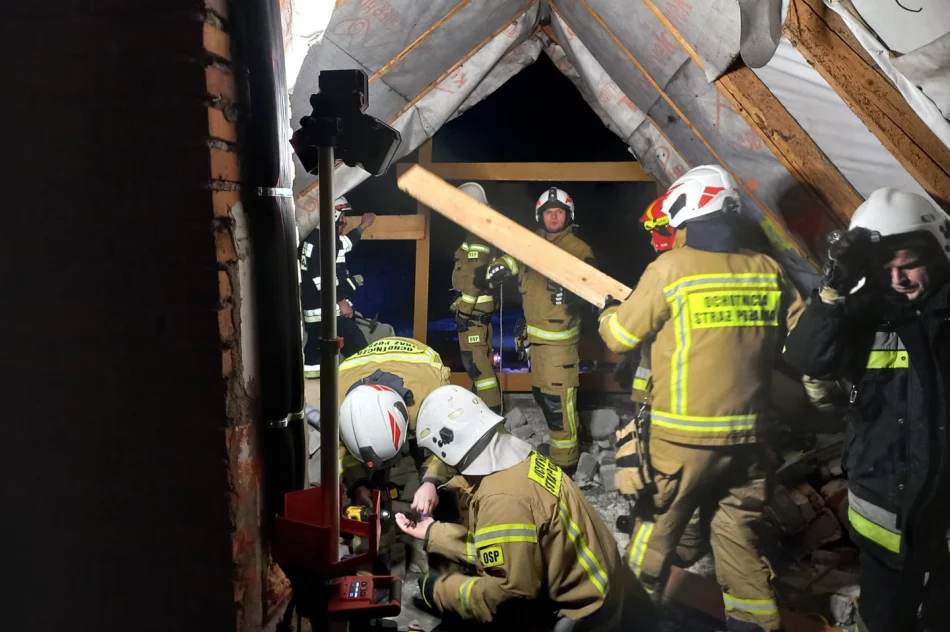 Interwencje w związku z wichurami - uszkodzone budynki - zdjęcie 2