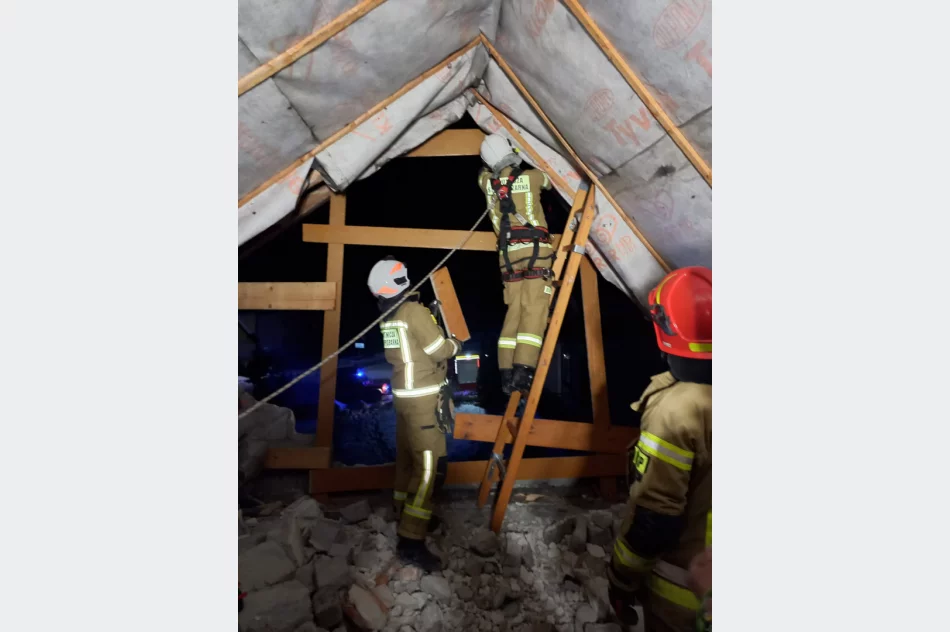 Interwencje w związku z wichurami - uszkodzone budynki - zdjęcie 4