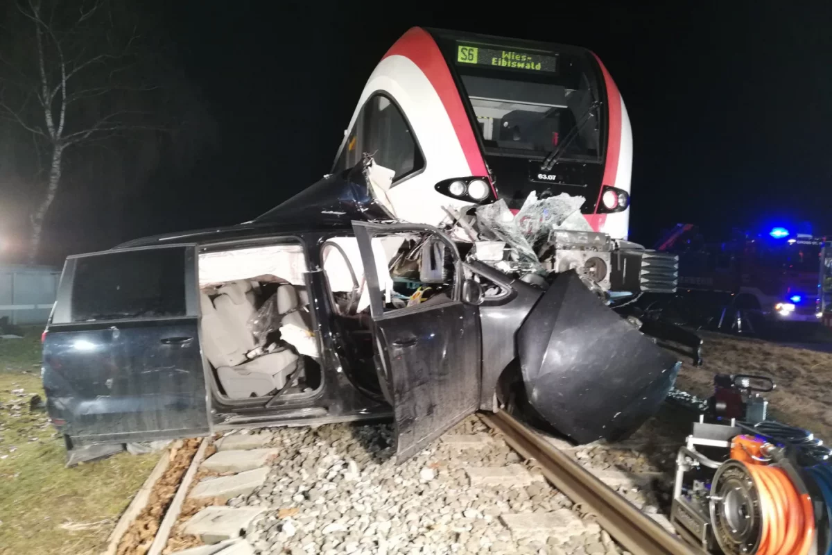 Zderzyli się z pociągiem w Austrii: zmarł 20-latek, 22-letni kierowca w szpitalu