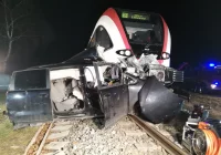 Zderzyli się z pociągiem w Austrii: zmarł 20-latek, 22-letni kierowca w szpitalu - zdjęcie główne