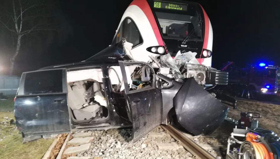 Zderzyli się z pociągiem w Austrii: zmarł 20-latek, 22-letni kierowca w szpitalu - zdjęcie 1