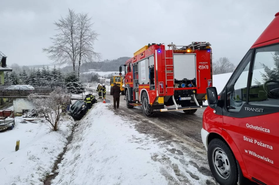 Straciła panowanie nad autem i wjechała do rowu - zdjęcie 2