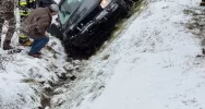 Straciła panowanie nad autem i wjechała do rowu - zdjęcie 3