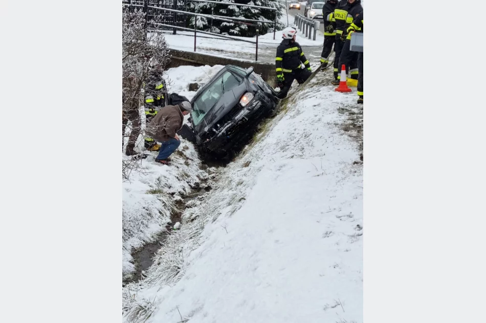 Straciła panowanie nad autem i wjechała do rowu - zdjęcie 3