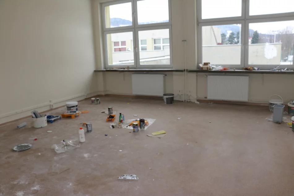 Trwa remont skrzydła budynku ZSP nr 4 w Limanowej pod tymczasową siedzibę WOT - zdjęcie 9