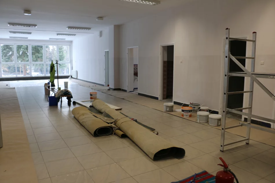 Trwa remont skrzydła budynku ZSP nr 4 w Limanowej pod tymczasową siedzibę WOT - zdjęcie 12