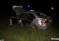 Samochód wypadł z drogi i przygniótł mężczyznę - zdjęcie główne