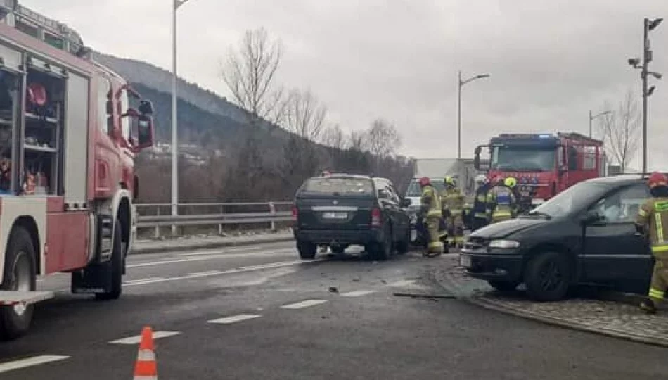 Kolizja dwóch pojazdów na drodze wojewódzkiej - zdjęcie 1