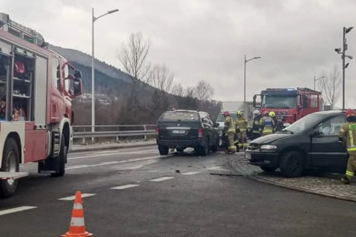 Kolizja dwóch pojazdów na drodze wojewódzkiej