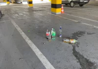 Pozostałości po libacji na parkingu - zdjęcie główne