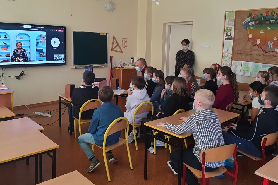 Uczniowie i nauczyciele ZSP nr 4 w Limanowej spotkali się z Pierwszą Damą Agatą Kornhauser-Dudą - zdjęcie 2
