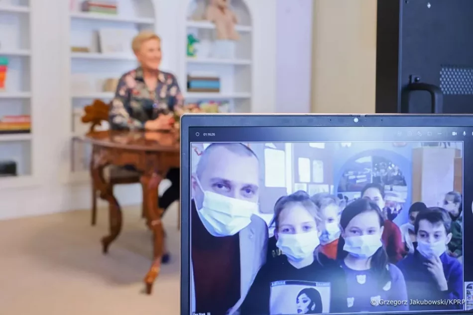 Uczniowie i nauczyciele ZSP nr 4 w Limanowej spotkali się z Pierwszą Damą Agatą Kornhauser-Dudą - zdjęcie 3